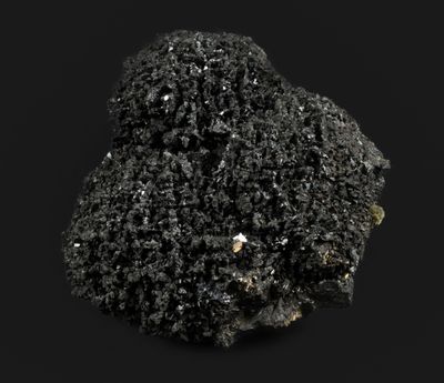 un gros plan sur un morceau de roche noire sur fond noir