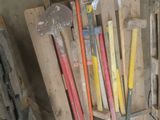 a pile of tools that are sitting on a pallet