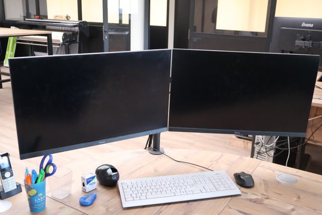 Lot comprenant 1 Unité centrale FUJITSU avec 2 écrans sur support...