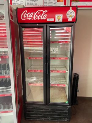 une glacière Coca-Cola au milieu d'un magasin