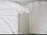 deux t-shirts blancs posés l'un à côté de l'autre sur une table