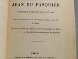un livre ouvert avec un titre en noir et blanc