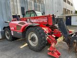 un tracteur rouge garé à côté d'un bâtiment