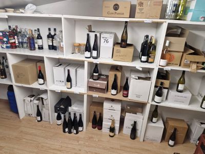 de nombreuses bouteilles de vin sur les étagères de la pièce