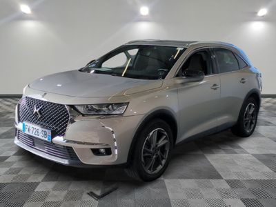 le nouveau suv dsx est garé dans la salle d'exposition