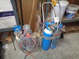 de nombreux types de bouteilles de gaz et de tuyaux éparpillés sur le sol