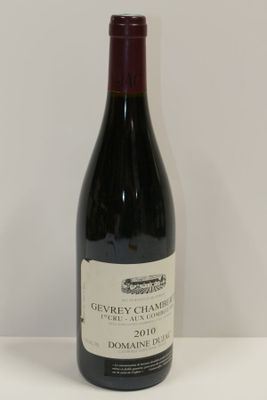 une bouteille de vin posée sur une table