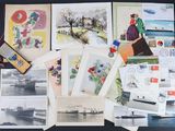 beaucoup de vieilles photos et de cartes postales sur la table