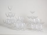beaucoup de verres empilés les uns sur les autres