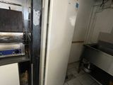 une image d'une cuisine avec une cuisinière et un réfrigérateur