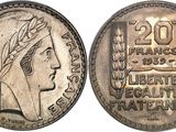 gros plan d'une pièce de monnaie sur laquelle figure une tête de femme
