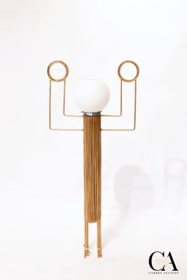 une paire de lampes de table en laiton et en verre sur fond blanc