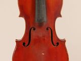 un vieux violon avec un archet accroché à son dos
