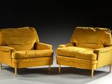 une paire de fauteuils de salon en velours jaune avec des pieds en laiton