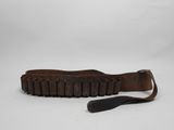 une vieille ceinture en cuir avec un couteau sur fond blanc