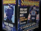 une boîte de jouets Soundwave sur laquelle figure l'image d'un robot