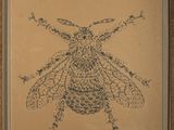dessin d'une abeille sur une feuille de papier dans un cadre en bois