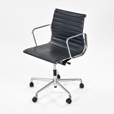 une image représentant un fauteuil de bureau en cuir noir à roulettes sur fond blanc