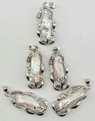 PERLES. Réunion de cinq pendentifs perles de culture de form…