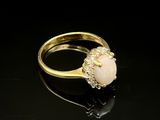 une bague en oplite et diamant sur un fond noir