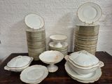 beaucoup d'assiettes et de bols sur une table