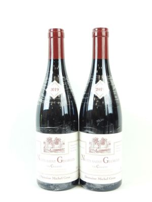 deux bouteilles de vin posées l'une à côté de l'autre sur une table