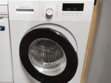 un lave-linge et un sèche-linge dans une petite pièce