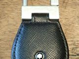 un porte-clés en cuir noir muni d'un cadenas sur le dessus