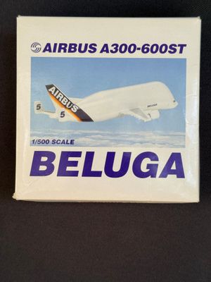l'image d'une boîte sur laquelle figure un avion dans le ciel