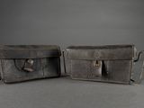 une paire de portefeuilles vintage en cuir sur fond gris