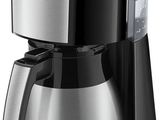 gros plan d'une cafetière sur fond blanc