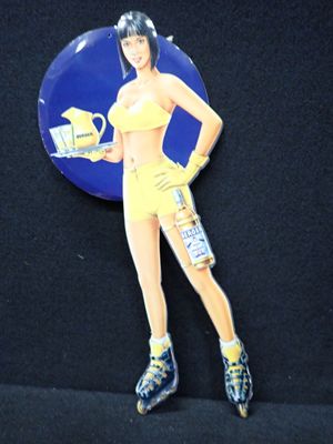 un pin's représentant une femme en robe jaune