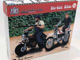 une boîte en carton sur laquelle figure l'image d'un homme à moto et d'un homme à moto