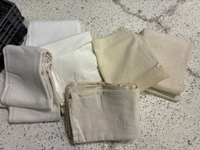 plusieurs types de tissus différents disposés sur une table