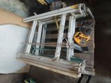 une photo d'un châssis de fenêtre et de quelques outils dans un garage
