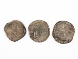trois pièces d'argent, dont l'une porte une croix et l'autre une croix gravée dessus