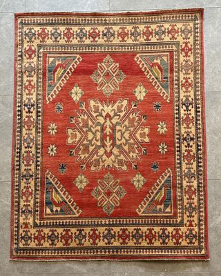 un tapis rouge et jaune avec un motif dessus
