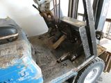 un chariot élévateur qui se trouve dans un garage