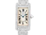 une montre Cartier pour femme sertie de diamants, sur fond blanc