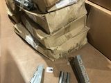 une pile de boîtes empilées les unes sur les autres