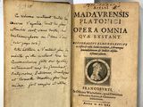 un livre ouvert sur lequel figure la photo d'un homme