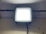 une lampe allumée au plafond d'une pièce