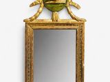 une image représentant un miroir au cadre doré et le portrait d'une femme