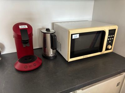 deux micro-ondes et une cafetière sur le plan de travail