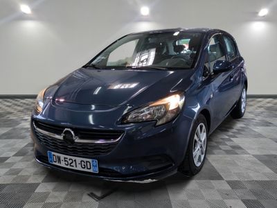 la photo d'une voiture bleue garée dans un garage
