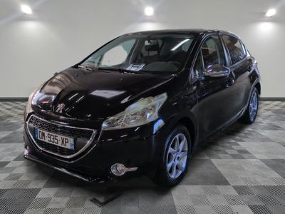 la petite voiture noire est garée dans une grande pièce
