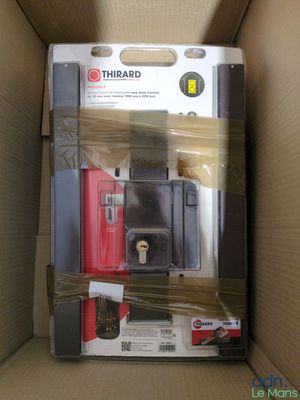une boîte avec un tas d'outils à l'intérieur