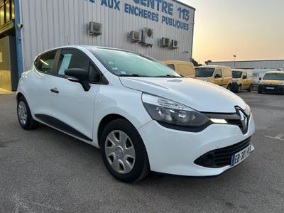 la voiture blanche est garée devant un bâtiment