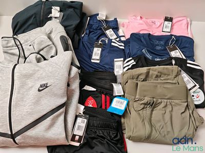 un tas de vêtements et un sac posés sur une table