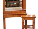 un petit bureau en bois surmonté d'un miroir
